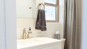 Ensemble douche/baignoire, sĂšche-cheveux, serviettes fournies, savon