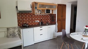 Kühlschrank, Mikrowelle, Herdplatte, Wasserkocher mit Kaffee-/Teezubehör