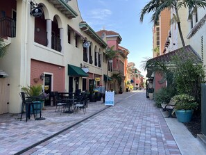 Outdoor dining - Dream No More! Your gated waterfront community awaits you... (Cape Coral)