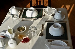 Desayuno con opciones de la cocina local incluido todos los días 