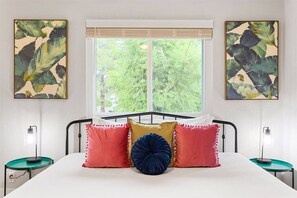 5 bedrooms, desk, iron/ironing board, travel crib
