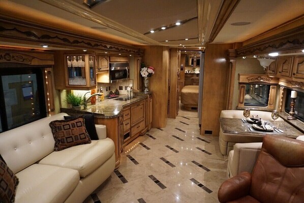 Smart-TV, DVD-Player, Stereoanlage