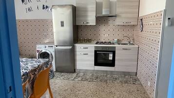 Refrigerador, horno, parrilla de estufa y utensilios de cocina