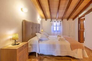 3 chambres, coffres-forts dans les chambres, fer et planche à repasser
