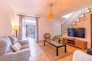 TV - House with private pool and beautiful views. Three rooms and wifi in a very quiet area. (Campanet)