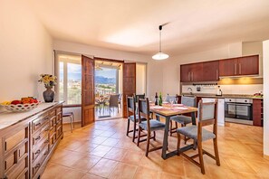 Fridge, microwave, oven, dishwasher - House with private pool and beautiful views. Three rooms and wifi in a very quiet area. (Campanet)