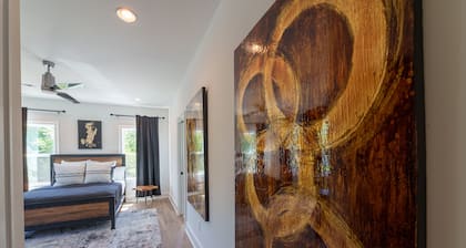 Johnny on Maple.....Luxury with Relaxing Vibes