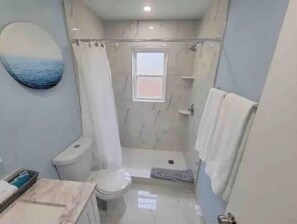 Shower, hair dryer, towels, soap - Coastal themed home near beach and airport (Oldsmar)