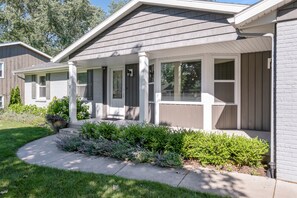 Exterior detail - Private Pool, Hottub, Steamshower just 10 minutes from Grand Rapids (Grandville)
