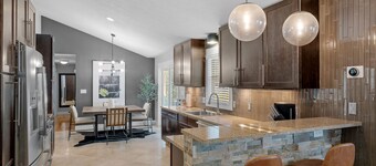 Private Pool, Hottub, Steamshower just 10 minutes from Grand Rapids