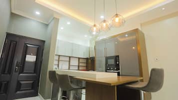 Appartement Premium, 2 chambres, balcon, cÎté cour intérieure | Restauration dans la chambre