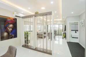 Ropa de cama de alta calidad y caja de seguridad en la habitación 