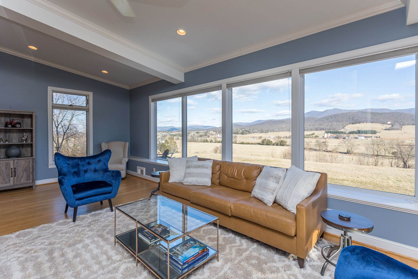 智能电视、壁炉、桌上足球、乒乓球