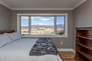 4 bedrooms, desk, travel cot, free WiFi