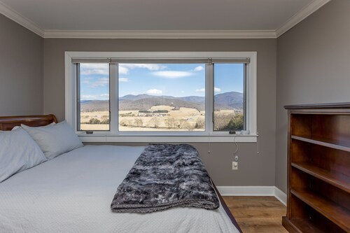 Secluded Luray Mountain Home near Shenandoah Park: Fire pit, Hot Tub, Game Room!