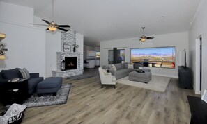 Smart TV, caminetto, monitor per computer