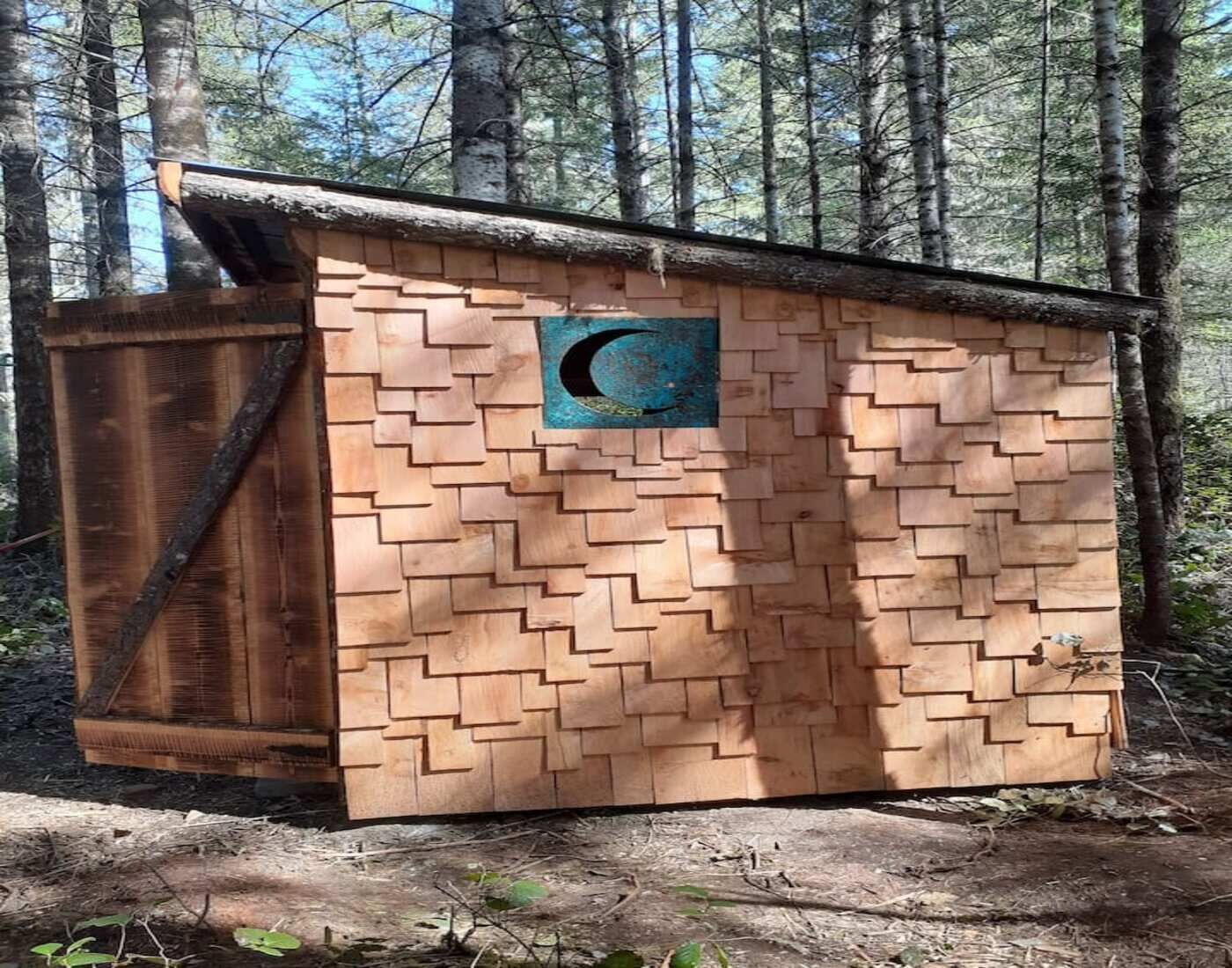 Puinen rakenne, jossa on kuvioitu seinä ja sininen, pyöreä kuvio.