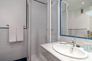 Badewanne, Haartrockner, Handtücher