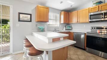 Frigorífico, microondas, horno y placa de cocina