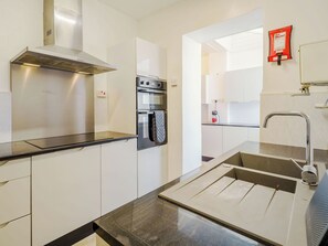 Dishwasher, cookware/dishes/utensils