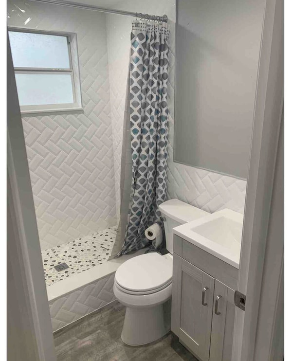 Bathroom - ★ Marina Point: Waterfront & 10 min from Airport ★ 8818A (Tampa)