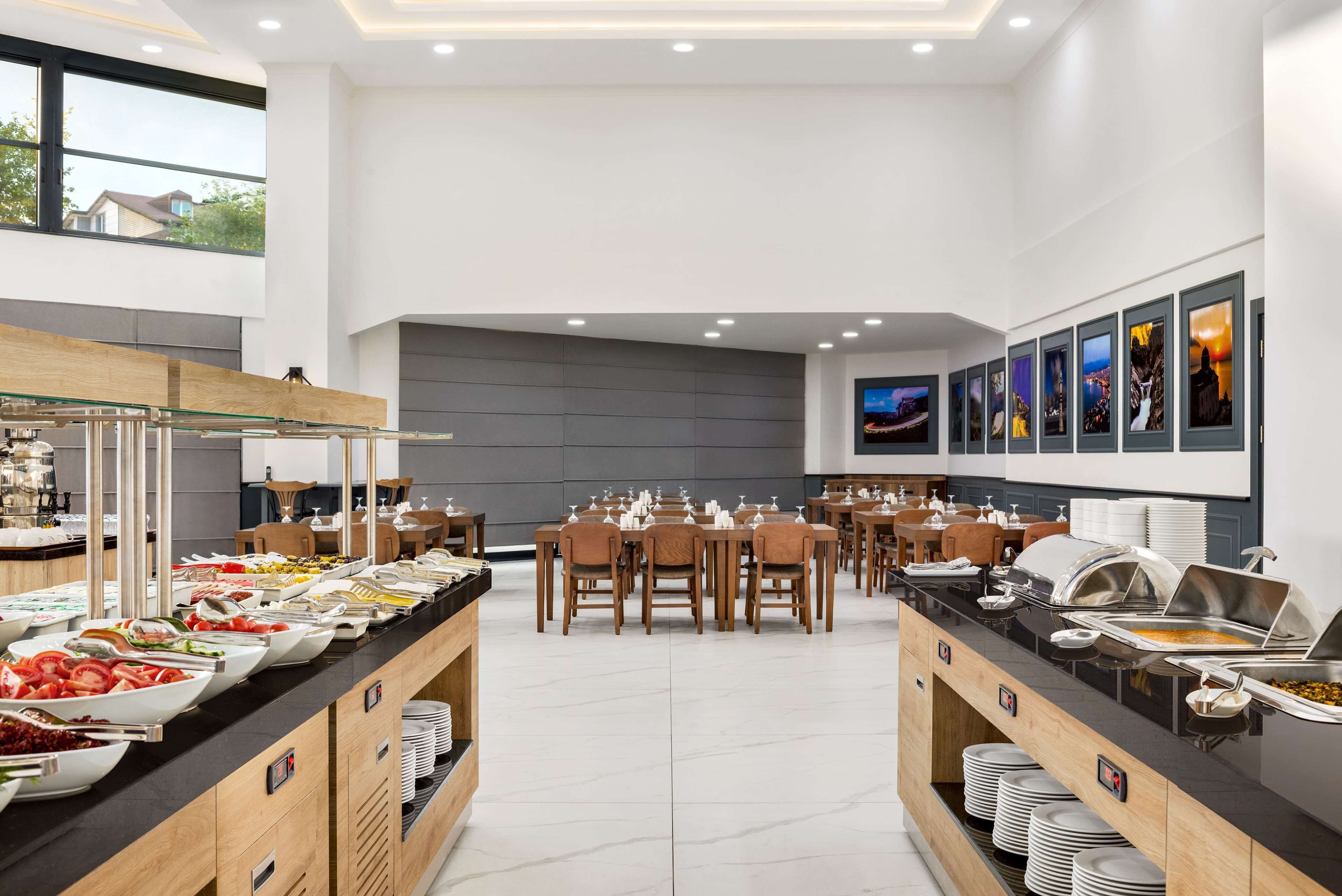 Café da manhã com buffet grátis todos os dias