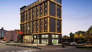 A multi-story hotel with a modern design, featuring a prominent entrance and a glass facade. - Ramada Plaza BY Wyndham Ordu (Ordu)
