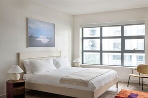 Premium bedding, in-room safe, individually decorated - ROOST Tampa (Tampa)