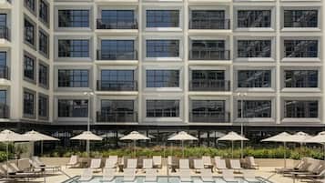 Alberca al aire libre y camas balinesas gratuitas