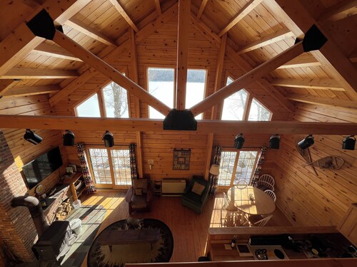 Relaxing waterfront cabin getaway in the Groton State Forest