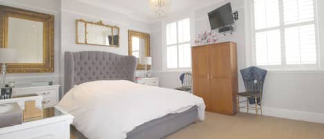 3 室のベッドルーム、WiFi (無料)、ベッドシーツ