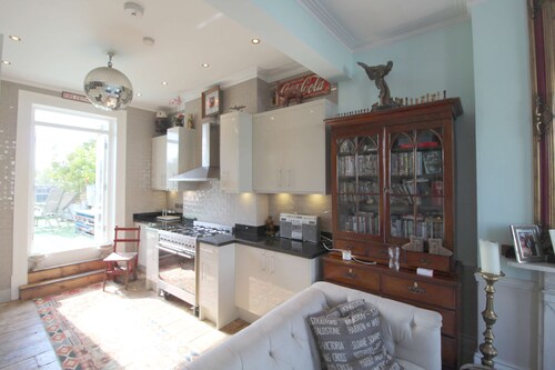 Ultrachic Georgian Townhouse In Central London