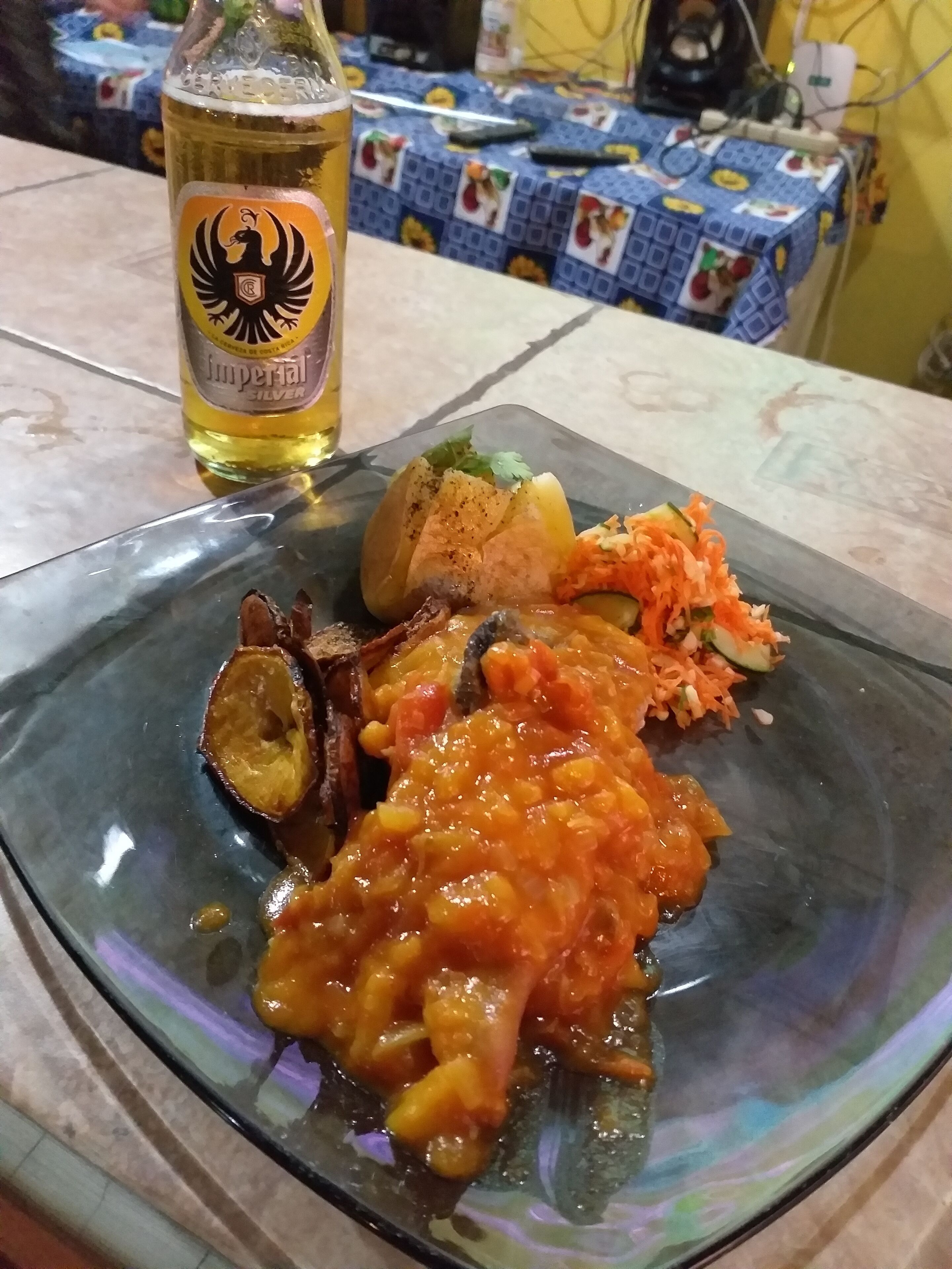 Un plato de comida con una botella de cerveza.