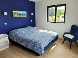 3 bedrooms, desk, iron/ironing board, travel cot