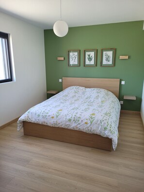 3 bedrooms, desk, iron/ironing board, travel crib