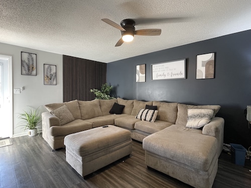 Spacious 1king bd/2queen 15mins polar express