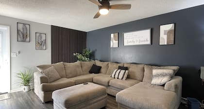 Spacious 1king bd/2queen 15mins polar express