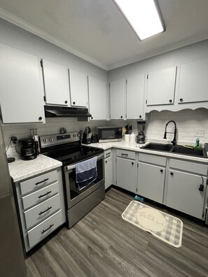 Réfrigérateur, micro-ondes, four, plaque de cuisson