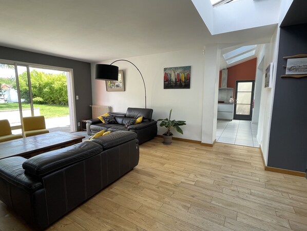 Fernseher, Kamin, Tischfußball, Tischtennisplatte