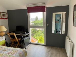 6 habitaciones, escritorio, tabla de planchar con plancha y wifi gratis 
