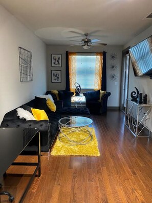 Smart TV, printers - High Rise Condo/Apartment in the Medical Center Area (Houston)