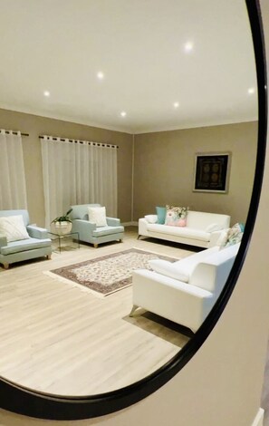 Smart TV, fireplace - Private, secure 4 bedroom Villa with pool and view (Cape Town)