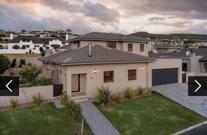 Exterior - Private, secure 4 bedroom Villa with pool and view (Cape Town)