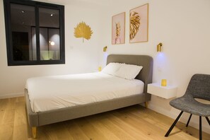 3 chambres, bureau, fer et planche à repasser, lit parapluie