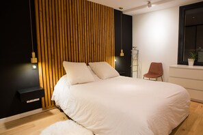 3 chambres, bureau, fer et planche Ă repasser, lit parapluie