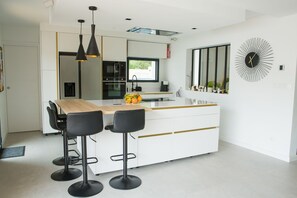 Réfrigérateur, micro-ondes, four, plaque de cuisson