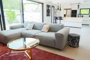 TV connectée, cheminée, chaîne hi-fi, écrans d'ordinateur