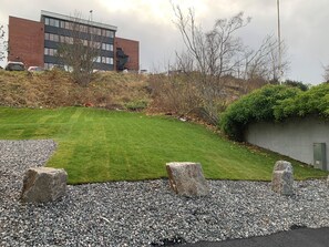 Een 42-inch smart-tv met digitale zenders en televisie