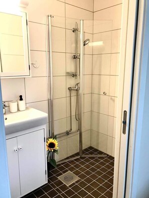 Een douche, handdoeken