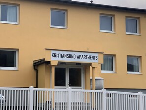 A building with a sign reading "KRISTIANSUND APARTMENTS". - Kristiansund Apartments (Kristiansund)